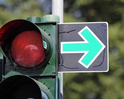 Almanya'da Yeşil Ok İşaretinin Yanlış Anlaşılması Trafikte Cezalara Yola Açıyor
