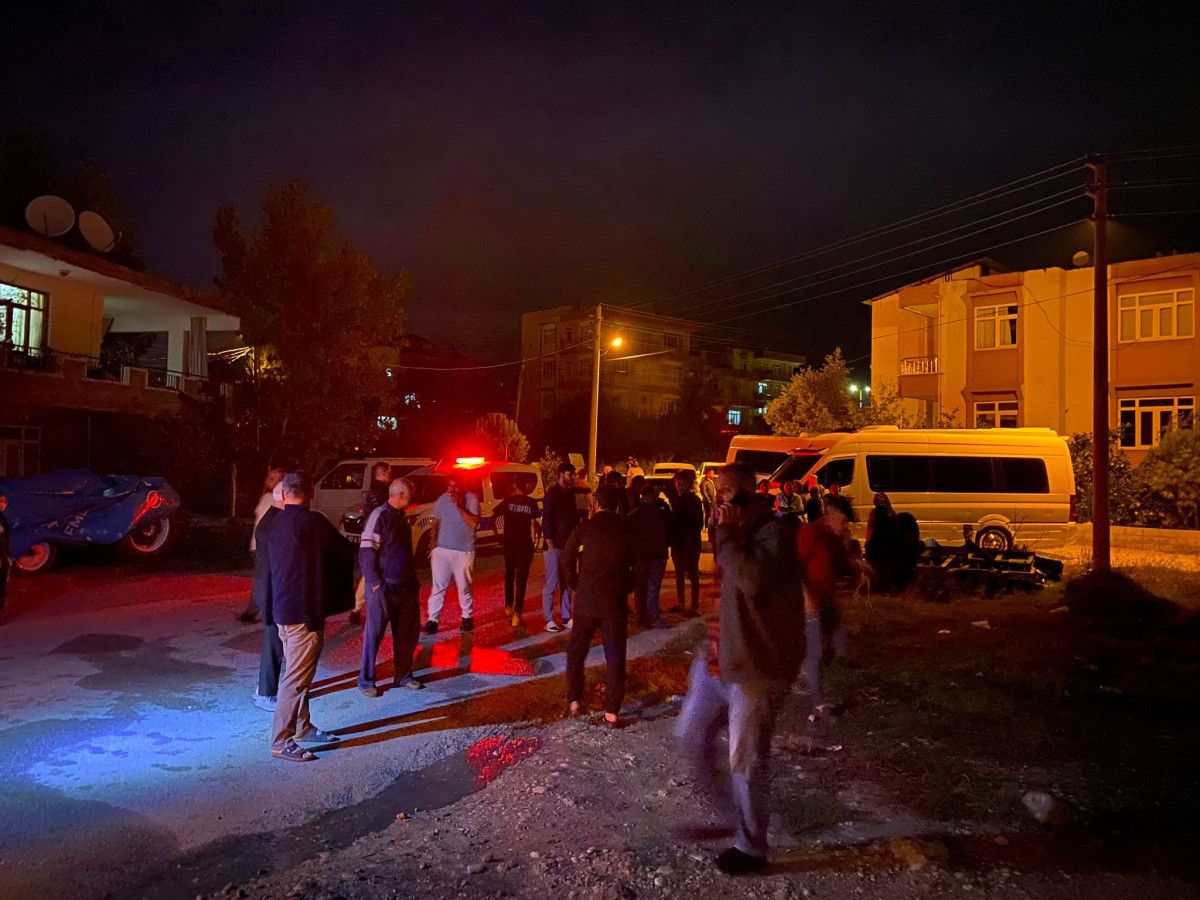 Antalya'da Park Halindeki Minibüs Gece Yangında Tamamen Yandı