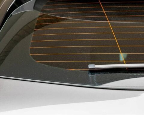 Arka camdaki yatay çizgiler, araç güvenliğinde kritik rol oynuyor