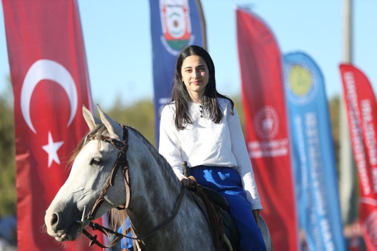 Baba-kızın Geleneksel Atlı Savaş Sanatları Gösterisi Şanlıurfa’da Yapıldı