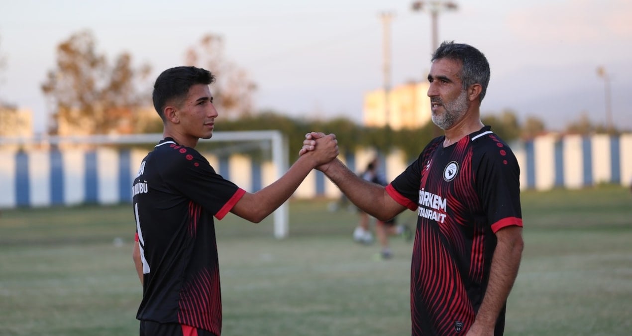 Baba-oğul futbol sahasında aynı hedefe koşuyorlar