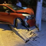 Bursa'da Kontrolden Çıkan Otomobil Beton Direğe Çarptı