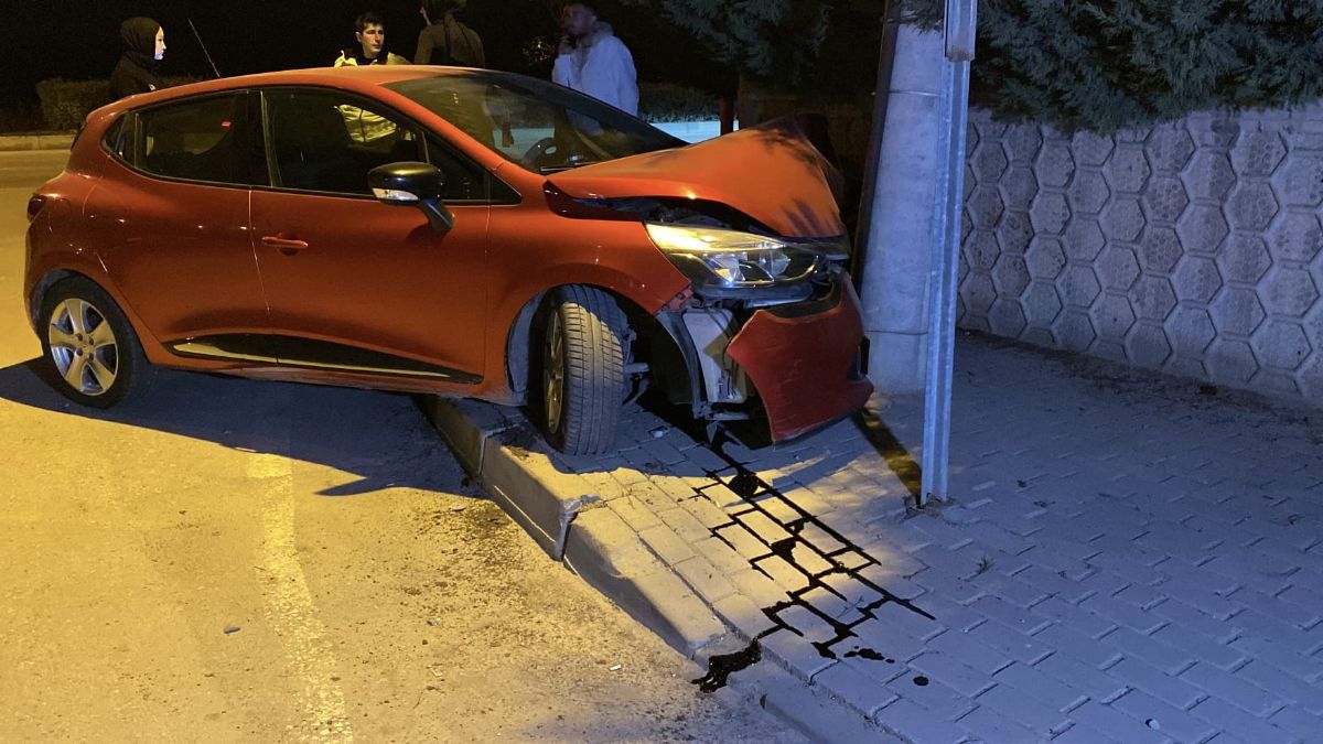 Bursa'da Kontrolden Çıkan Otomobil Beton Direğe Çarptı