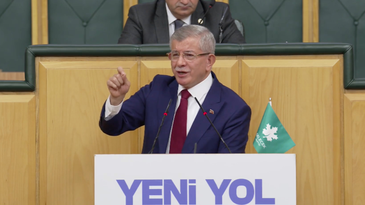 Davutoğlu'ndan Özdağ'a sert yanıt: Irkçı ve provokatör olarak nitelendirdi