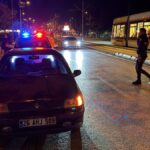 Eskişehir'de Otomobil Tramvay Yoluna Girdi, Çevredekiler Kurtardı