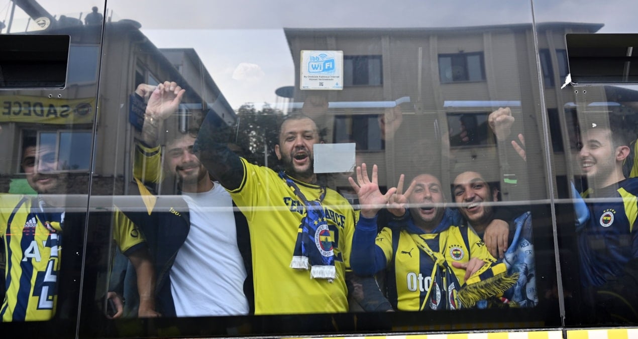 Fenerbahçe taraftarları, Beşiktaş derbisi için Tüpraş Stadı'na hareket etti