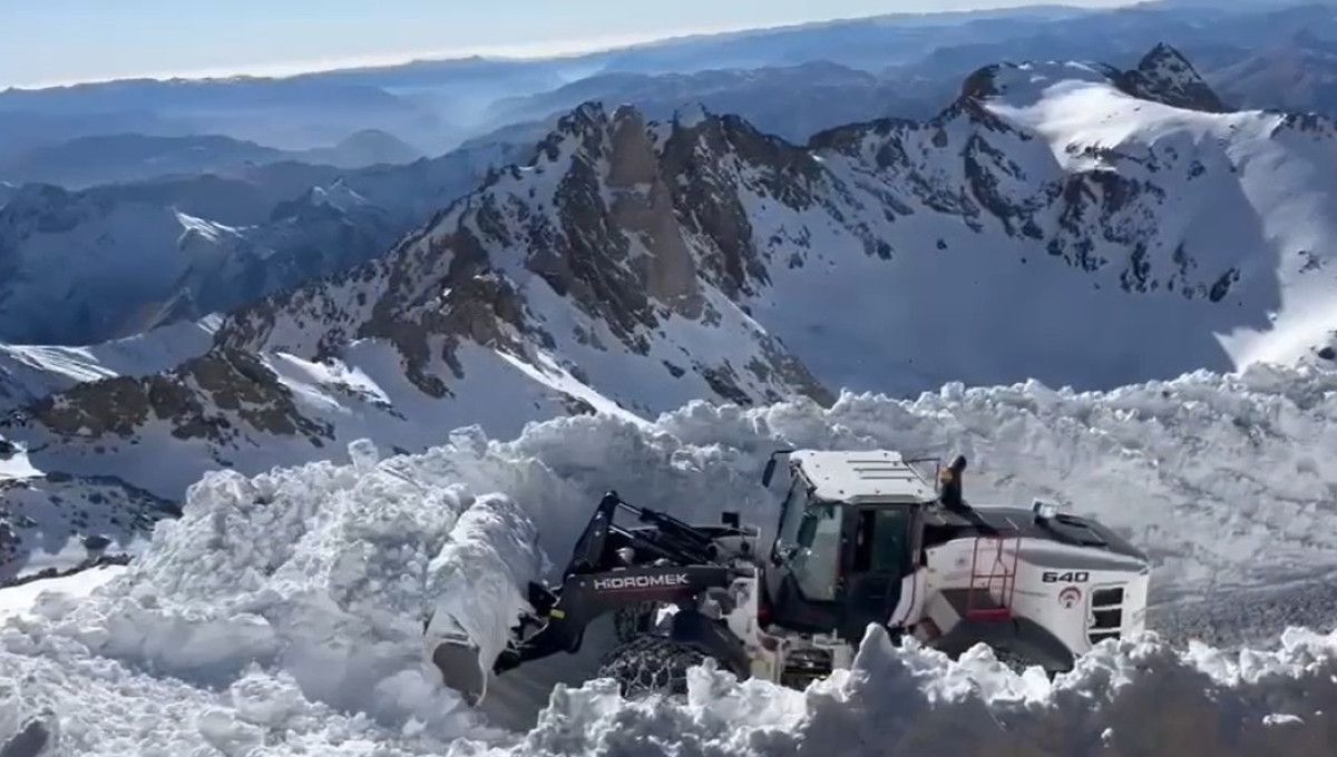 Hakkari'de kar nedeniyle kapanan 22 üs yolunun 18'i açıldı.