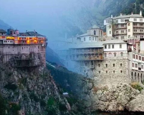 Halkidiki Yarımadası'ndaki Kadın Yasağı: Bin Yıldır Sadece Erkeklerin Yaşadığı Bir Ada