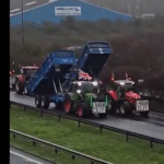 İngiltere'de Çiftçiler, Hükümetin Vergi Reformlarına Karşı Yavaş Sürüş Eylemi Gerçekleştirdi