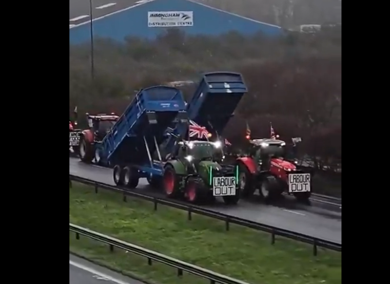 İngiltere'de Çiftçiler, Hükümetin Vergi Reformlarına Karşı Yavaş Sürüş Eylemi Gerçekleştirdi
