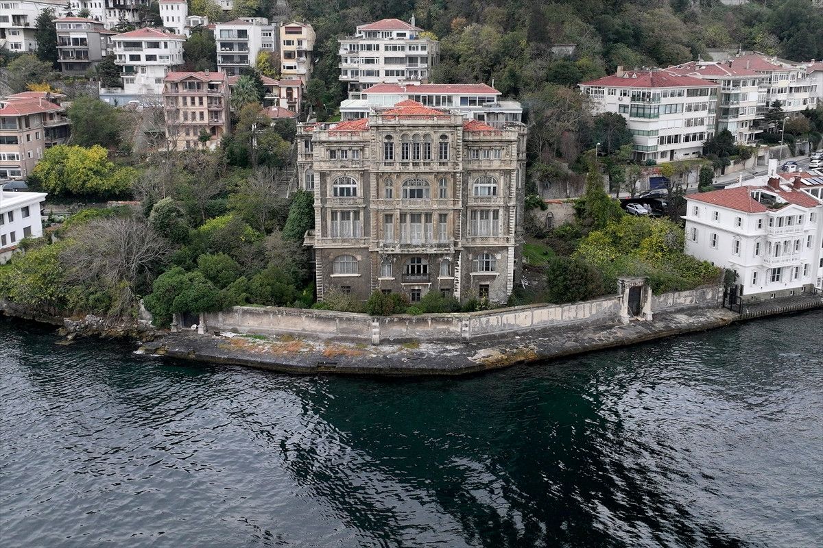 İstanbul Boğazı'ndaki Zeki Paşa Yalısı yeniden satışa sunuldu.