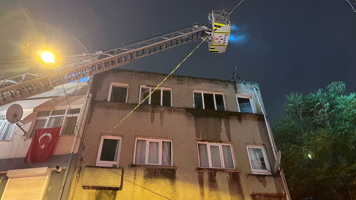 İstanbul Fatih'te Üç Katlı Binanın Çatısında Yangın Çıktı