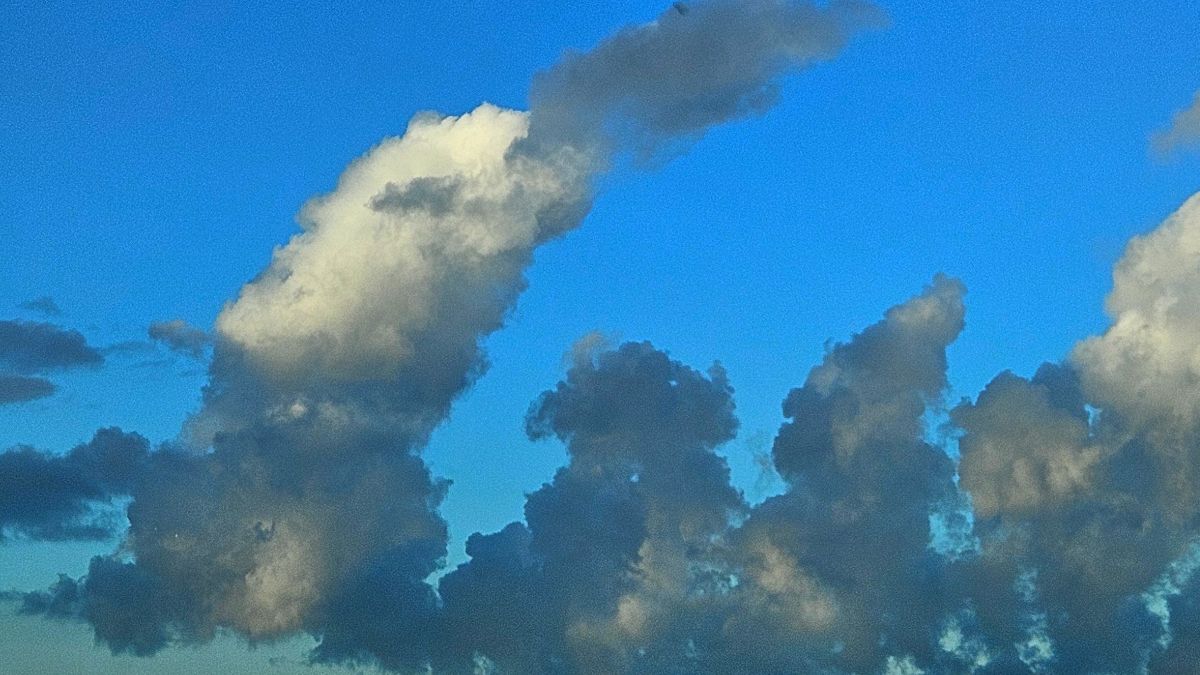 İstanbul'da Cumulus Mediocris Bulutları Görüntü Sergiliyor