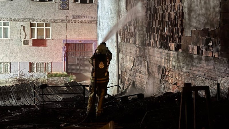 İstanbul'da Geri Dönüşüm Tesisinde Yangın Çıktı, Kontrol Altına Alındı