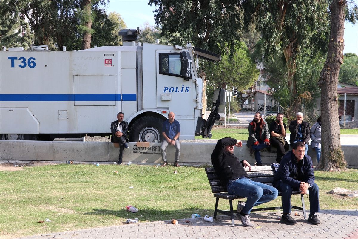 İzmir’de Pazarcılar Tekstil Fuarını Protesto Etti