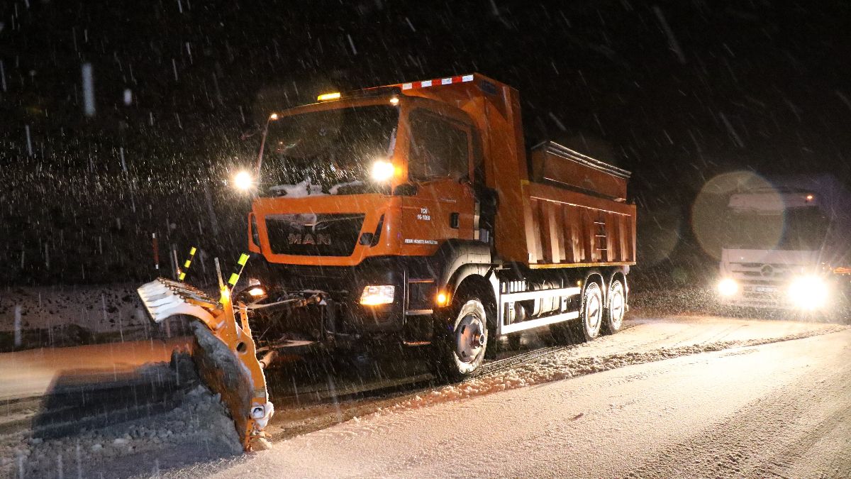 Kar Yağışı Erzincan'ın Yüksek Kesimlerinde Etkili Oldu, Karayolları Ekipleri Çalışmalara Devam Ediyor