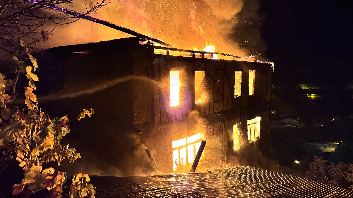 Karabük'te İki Katlı Ahşap Evde Yangın Çıktı, Ekipler Söndürme Çalışmalarına Devam Ediyor