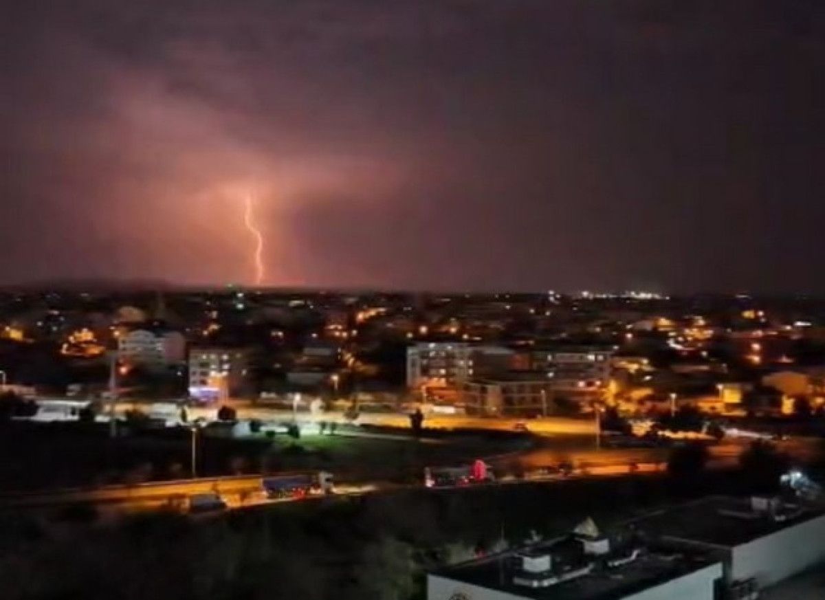 Karacabey'de Şimşekler Görsel Şölen Oluşturdu