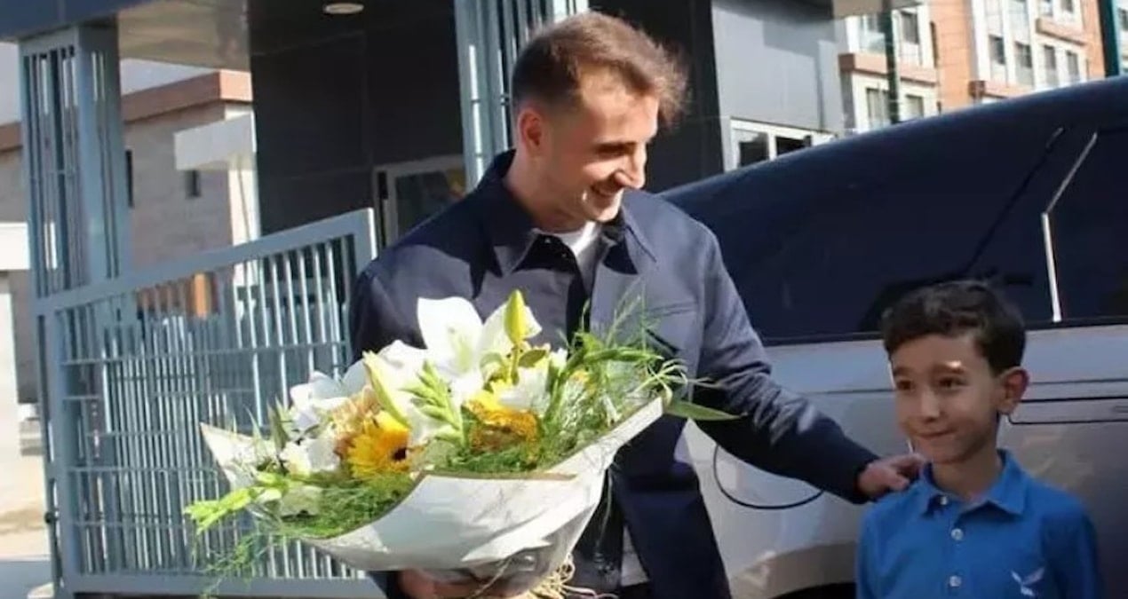 Kerem Aktürkoğlu, ilkokul öğrencisinin başkanlık vaadini yerine getirdi