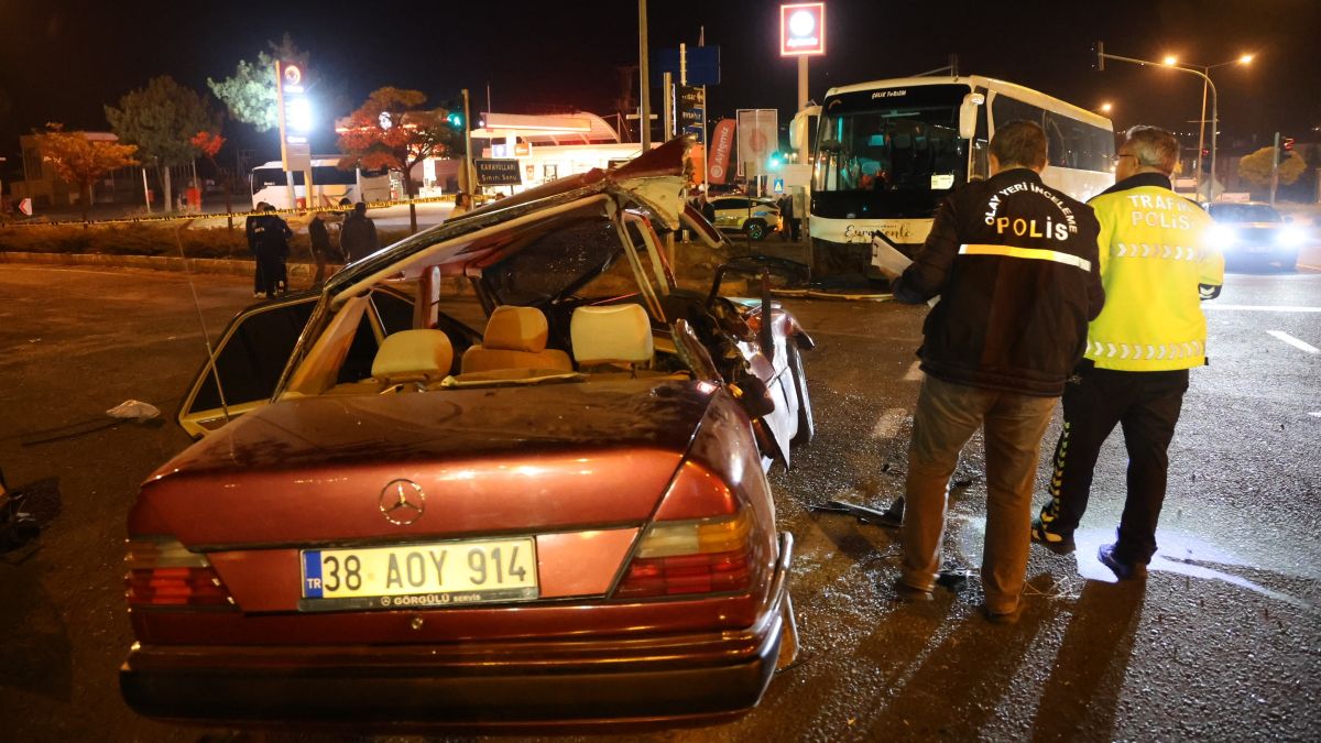 Nevşehir'de Turist Otobüsü ve Otomobil Çarpıştı: İki Genç Hayatını Kaybetti