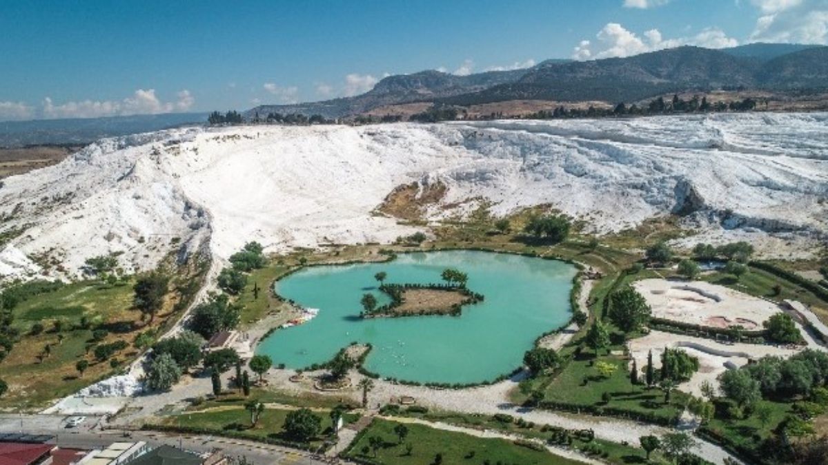 Pamukkale travertenlerinde Asyalı turist yoğunluğu artıyor