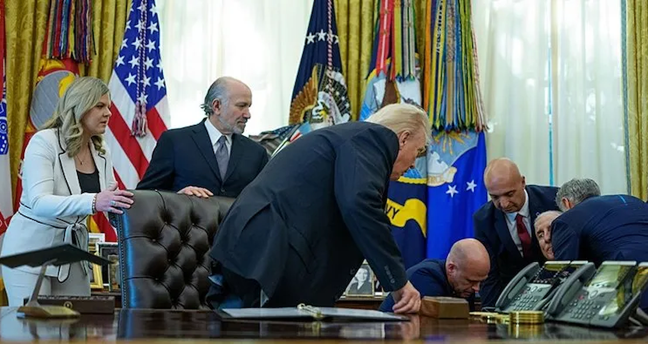 Trump'ın Basın Toplantısında Beklenmedik Fenalaşma, Dr. Mehmet Öz Müdahale Etti