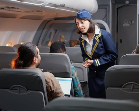 Uçaktaki Kötü Koku Beş Yolcuyu Hastanelik Etti: Pilot Acil İniş Yaptı