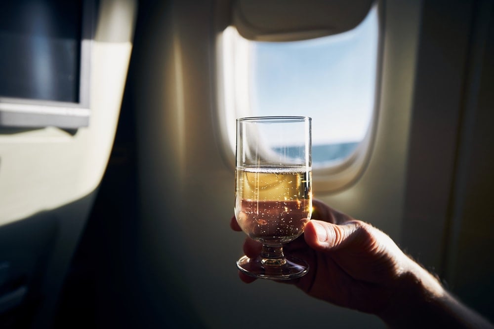 United Airlines hostesi, uçuş güvenliğini tehlikeye atarak 12 şişe votka içmekten ceza aldı
