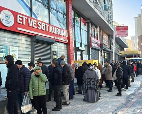 Van'da Ucuz Et İçin Vatandaşlar Uzun Kuyruklarda Bekliyor