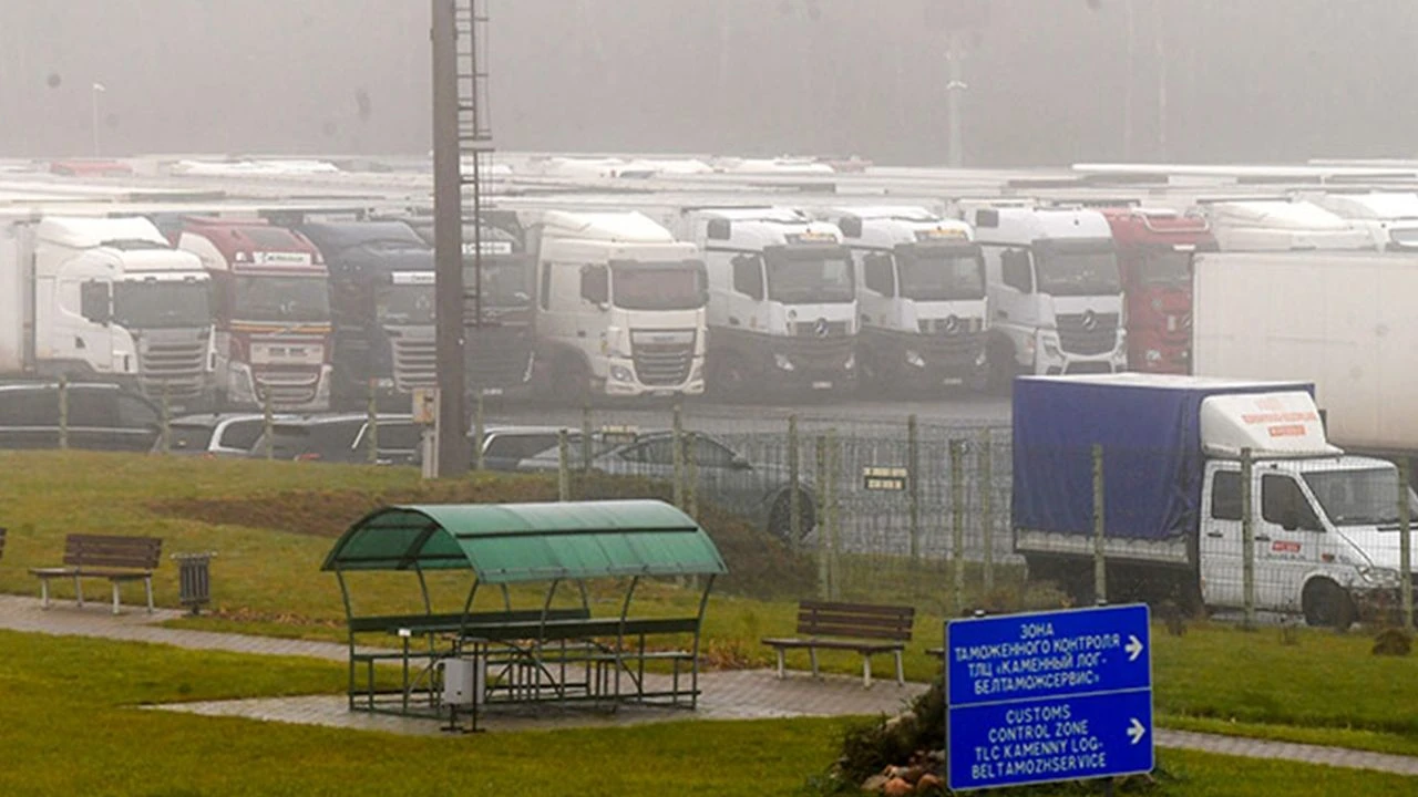 Litvanya, Belarus’ta mahsur kalan kamyonlar için AB’den acil destek talep ediyor