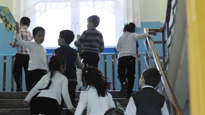 Rusya’da “elektronik günlük” ücretleri hızla artıyor: düşük gelirli aileler çocuklarının eğitim takibinden uzaklaşıyor