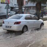 Adana'da içme suyu borusu patladı, yollarda su birikti