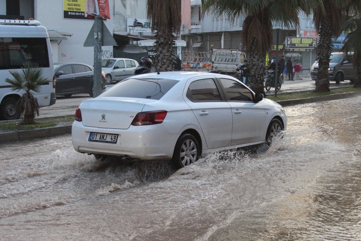 Adana'da içme suyu borusu patladı, yollarda su birikti