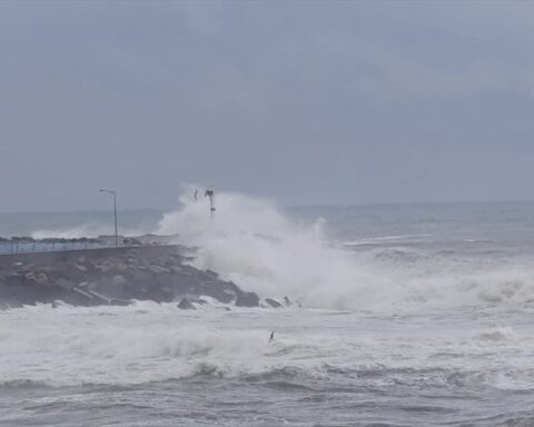 Akçakoca'da kuvvetli rüzgar dalga yüksekliğini 5 metreye çıkardı