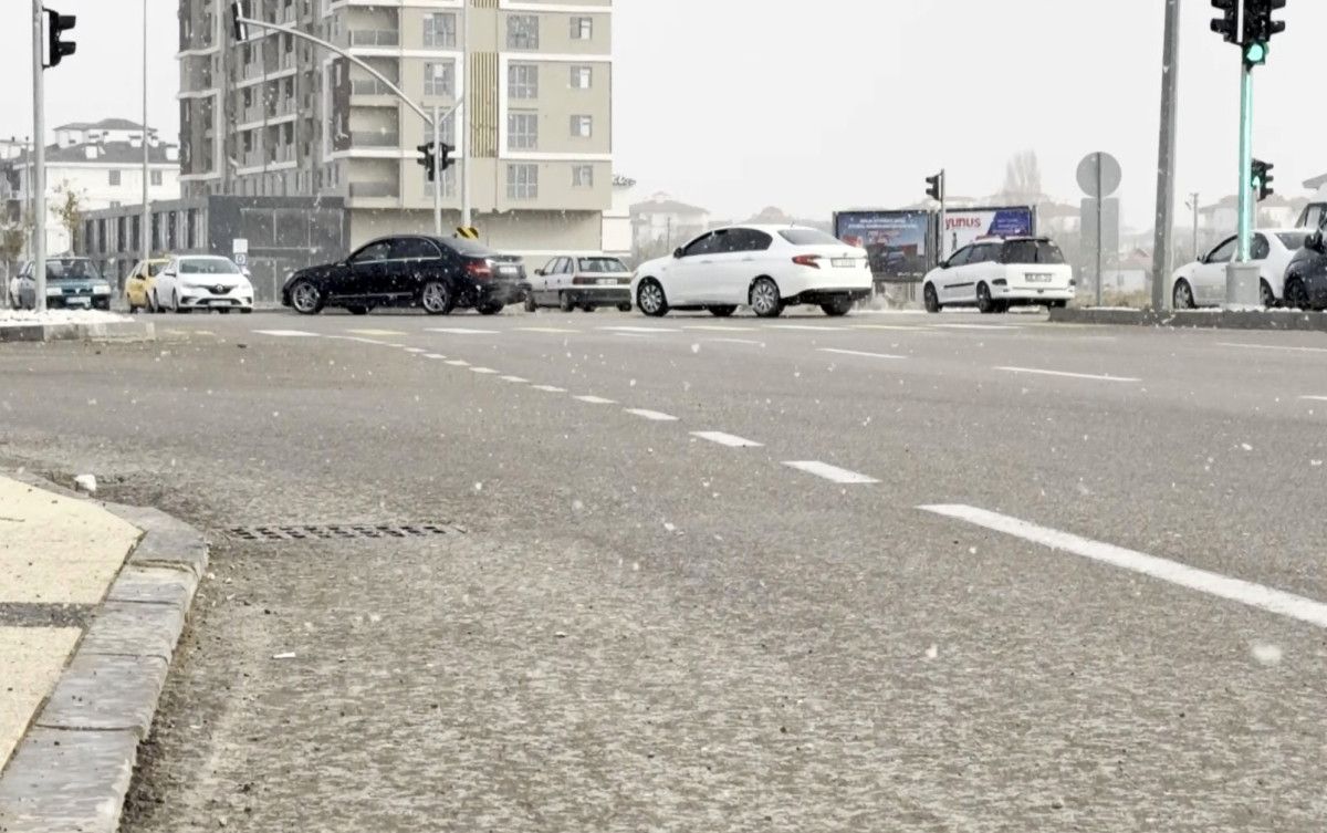 Aksaray'da Mevsimin İlk Kar Yağışı Şehir Merkezini De Etkiledi