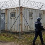 Almanya'da Psikiyatri Kliniklerinin Reddettiği 14 Yaşındaki Kız, Özel Güvenlikli Konteynerde Tutuluyor