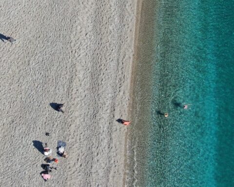 Antalya'da kış havası yok: Yerli ve yabancı turistler deniz keyfi yapıyor