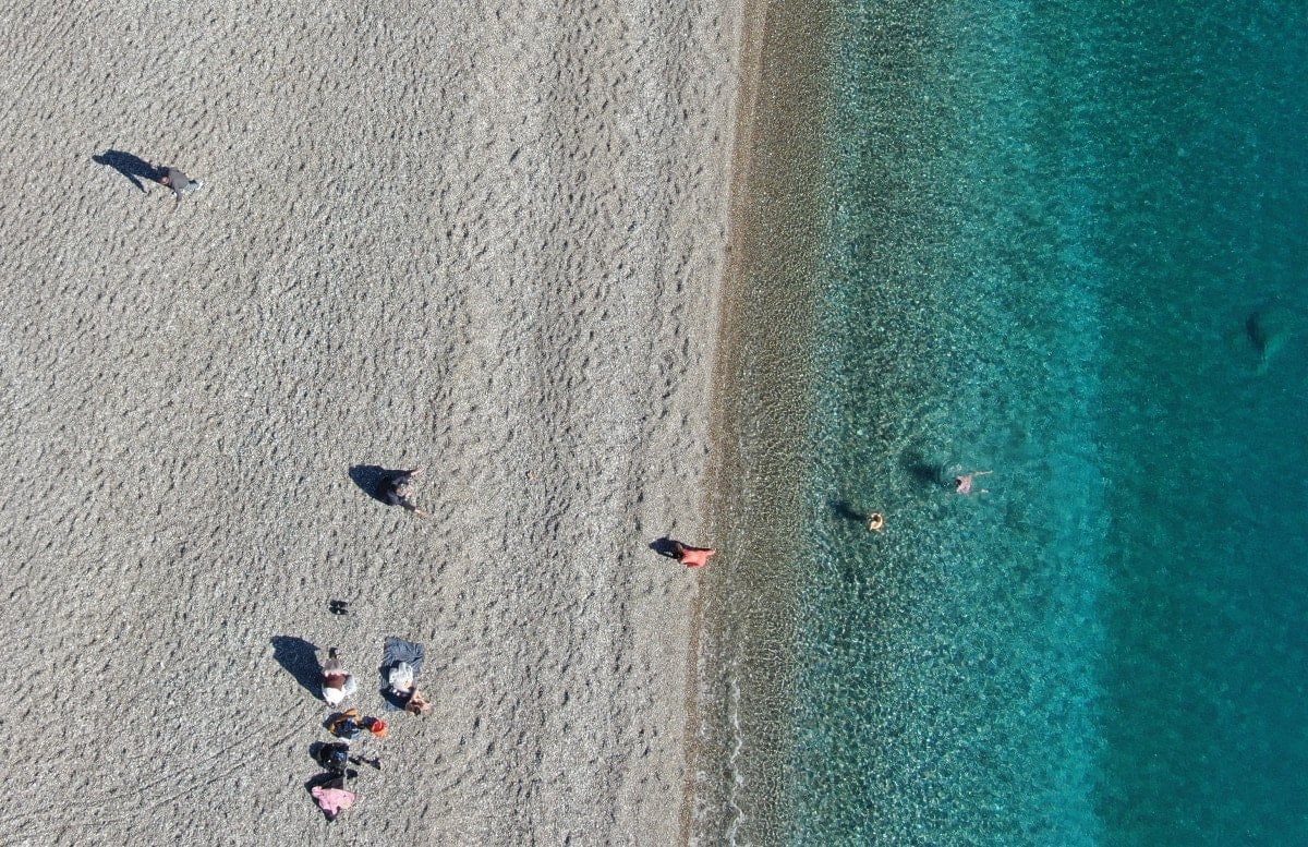 Antalya'da kış havası yok: Yerli ve yabancı turistler deniz keyfi yapıyor