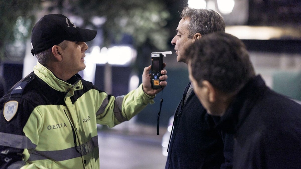 Atina’da Alkol Kontrolü Sırasında Başbakan Mitsotakis’ten Polisle Poz