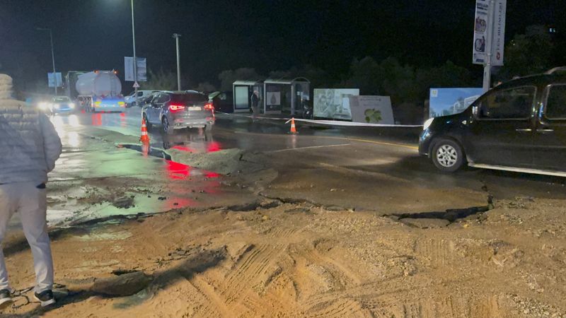Bodrum'da Ana Su Hattı Patladı, Yol Kontrolsüz Olarak Çöktü