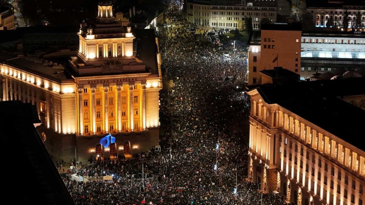 Bulgaristan'da Bütçe Taslağı Geri Çekildi, Onbinler Sokaklarda Protesto Düzenledi