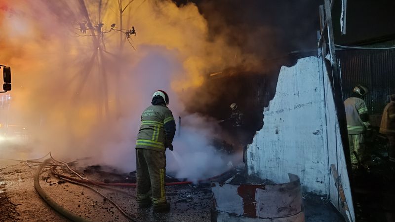 Bursa'da Barakada Yangın: Bir Kişi Dumandan Etkilendi