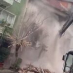 Bursa'da Yıkılan Binanın Son Katı Havada Asılı Kaldı