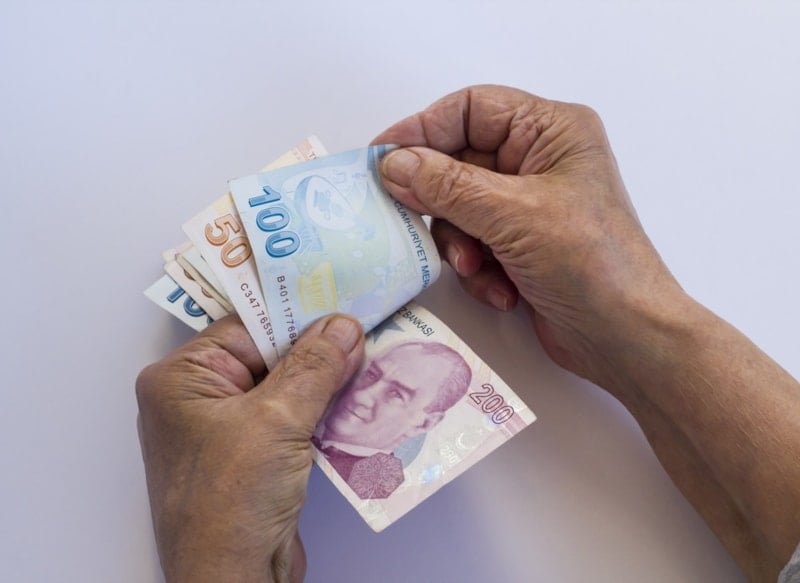 Emeklilerin Ocak 2026'da zam riskiyle karşı karşıya kalabileceği belirtiliyor