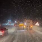 Erzincan'da kar yağışı ulaşımı olumsuz etkiliyor, karayolları ekipleri çalışmalara devam ediyor