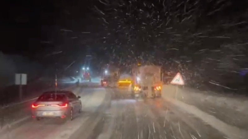 Erzincan'da kar yağışı ulaşımı olumsuz etkiliyor, karayolları ekipleri çalışmalara devam ediyor