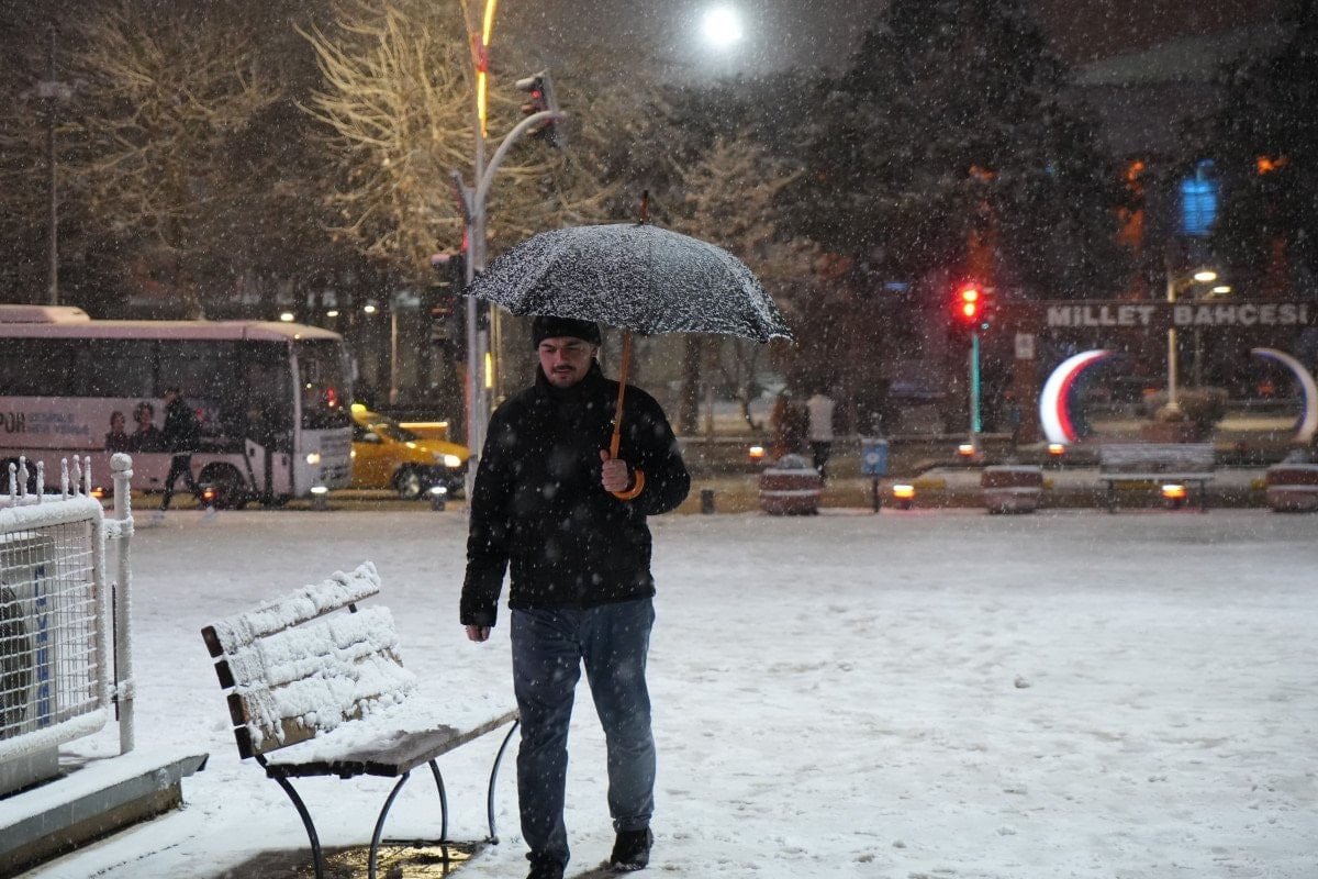 Erzincan’da Yoğun Kar Yağışı: Şehir Beyaza Büründü, Vatandaşlar Dışarıda Yürüyüş Yaptı
