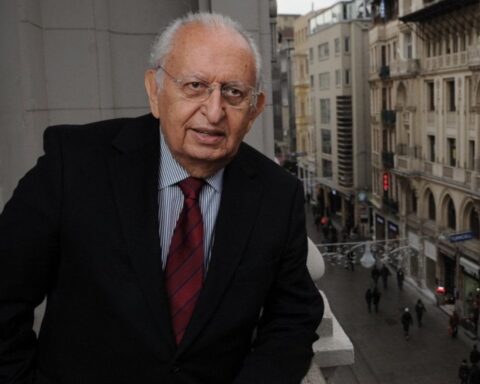 Eski TBMM Başkanı Hüsamettin Cindoruk yoğun bakımda tedavi görüyor