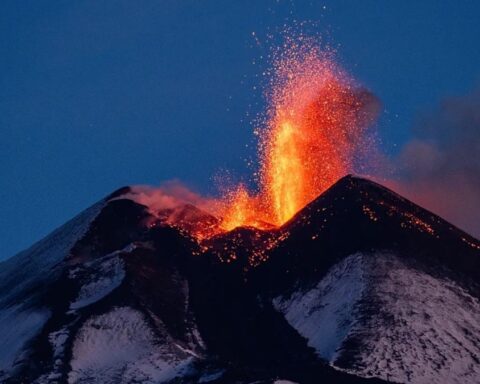 Etna Yanardağı Yeniden Faaliyete Geçti, Lavlar 400 Metreye Ulaştı