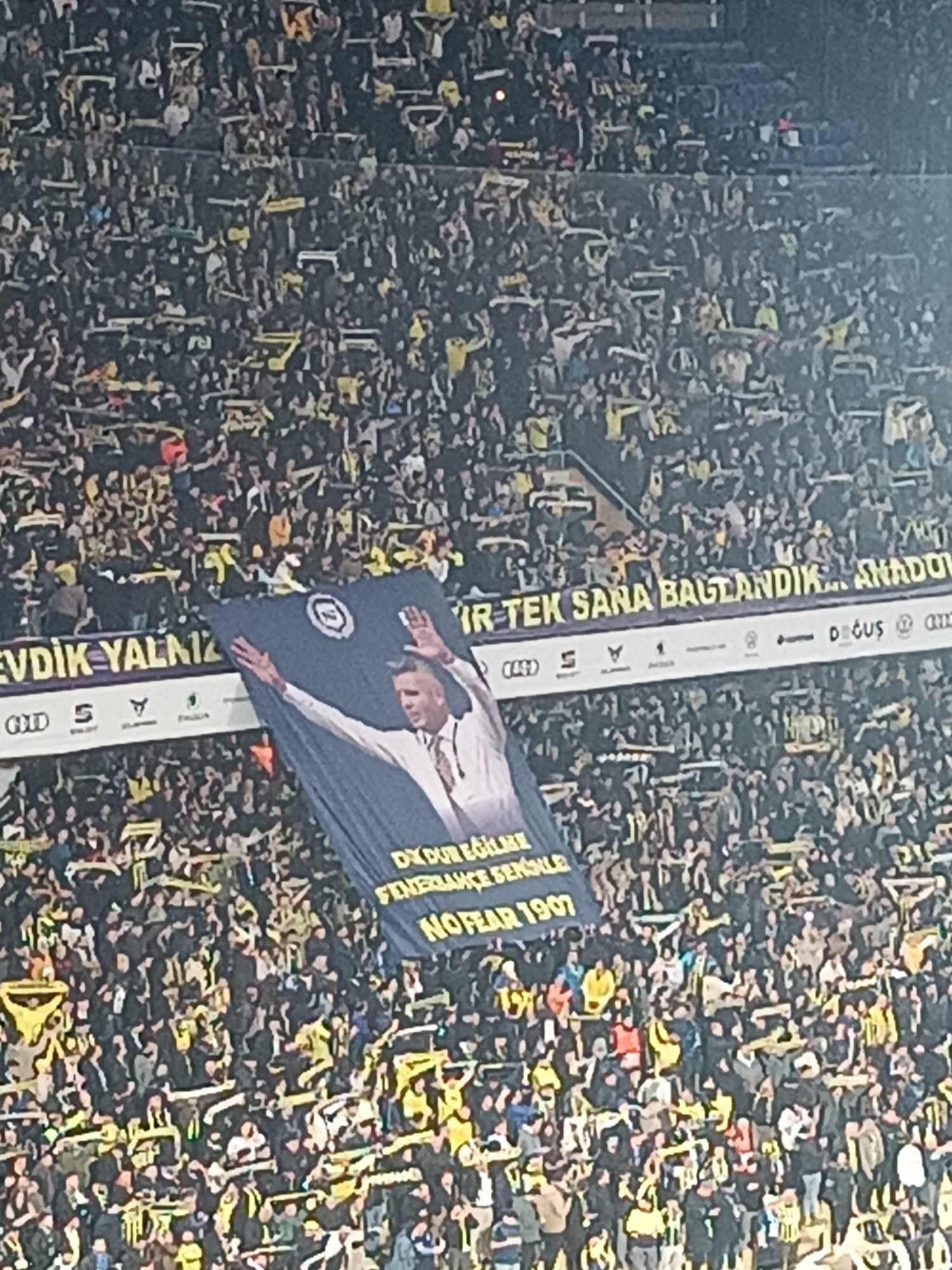 Fenerbahçe taraftarından Sadettin Saran'a derbi öncesi destek